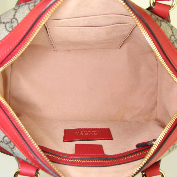 Bolso bandolera Gucci Boston en lona Monogram beige y cuero rojo - Detail D3