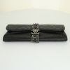 Bolsito de mano Chanel en cuero acolchado negro - Detail D4 thumbnail