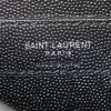 Bolso de mano Saint Laurent Enveloppe en cuero negro - Detail D4 thumbnail