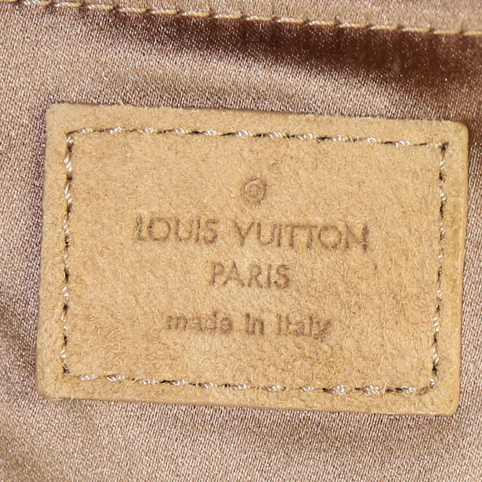 Bolsito de mano Louis Vuitton Motard Afterdark en ante Monogram beige y charol Monogram beige - Detail D3