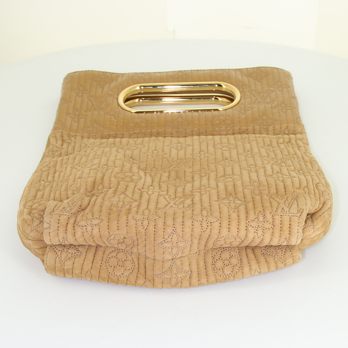 Bolsito de mano Louis Vuitton Motard Afterdark en ante Monogram beige y charol Monogram beige - Detail D4