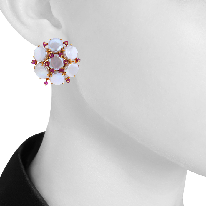 Paire de boucles d'oreilles De Grisogono en or jaune,  nacre blanche et rubis
