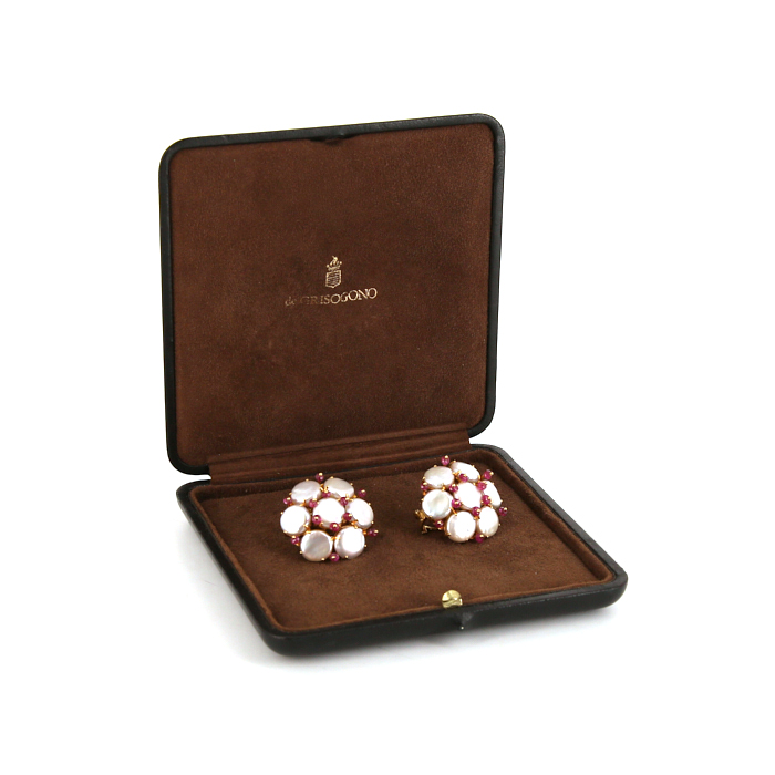 Paire de boucles d'oreilles De Grisogono en or jaune,  nacre blanche et rubis - Detail D2