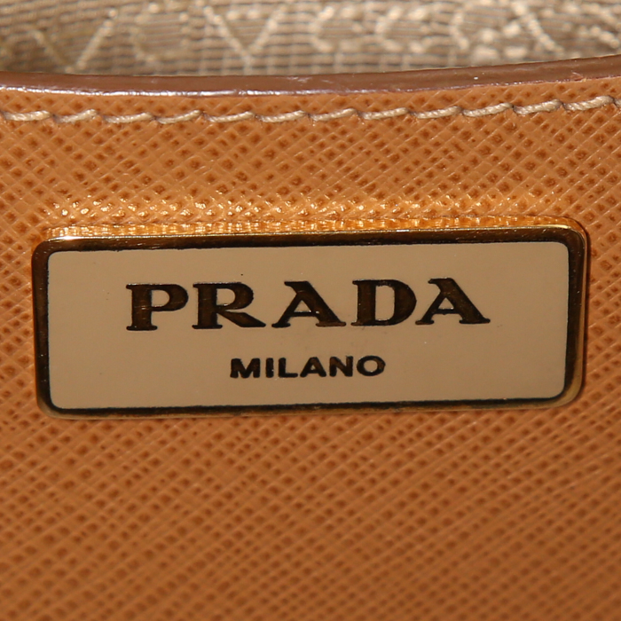Bolso de mano Prada Galleria en cuero saffiano marrón - Detail D4