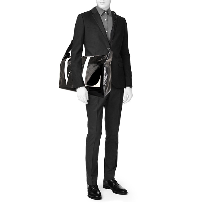 Sac bandoulière Valentino Garavani en toile noire - Detail D1