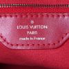 Sac cabas Louis Vuitton Bucket en cuir épi rouge - Detail D3 thumbnail