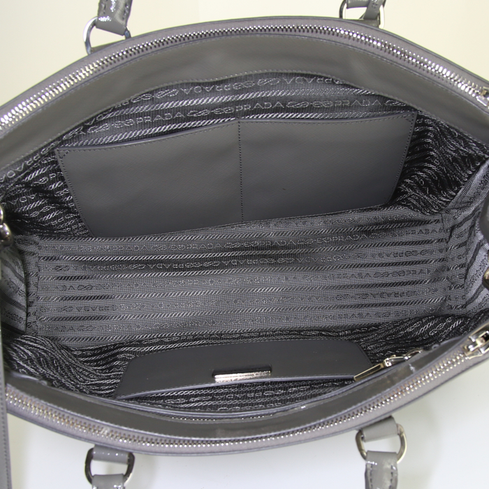 Sac bandoulière Prada Galleria en cuir verni gris - Detail D4