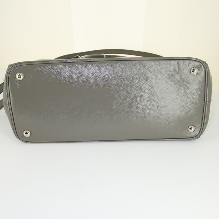 Sac bandoulière Prada Galleria en cuir verni gris - Detail D6