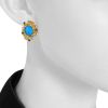 Paire de boucles d'oreilles époque années 70 Vintage en or jaune 14 carats,  saphirs et diamants et en turquoise - Detail D1 thumbnail
