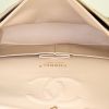 Bolso de mano Chanel Timeless en cuero granulado acolchado beige - Detail D3 thumbnail