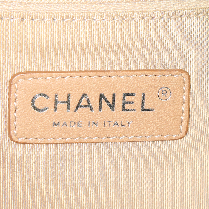 Bolso de mano Chanel Soft CC en cuero granulado acolchado negro - Detail D3