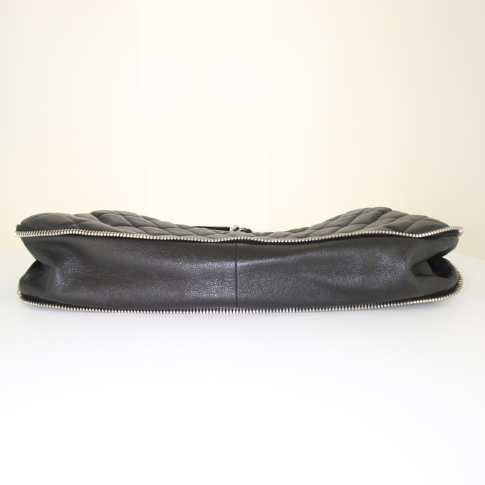 Chanel Soft CC handbag in black quilted grained leather - Detail D4