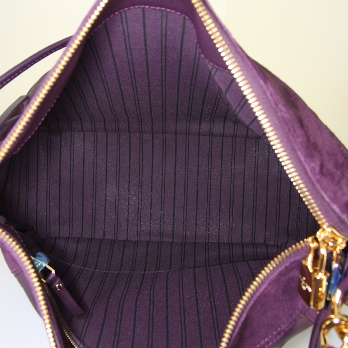 Bolso para llevar al hombro o en la mano Louis Vuitton Audacieuse en cuero monogram huella violeta y ante violeta - Detail D3