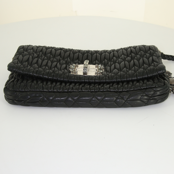 Bolso para llevar al hombro o en la mano Miu Miu Iconic Crystal en cuero acolchado negro - Detail D4