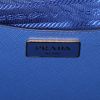 Bolso de mano Prada Galleria modelo grande en cuero saffiano dos tonos azul y azul oscuro - Detail D3 thumbnail