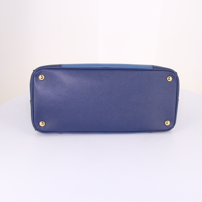 Bolso de mano Prada Galleria modelo grande en cuero saffiano dos tonos azul y azul oscuro - Detail D4