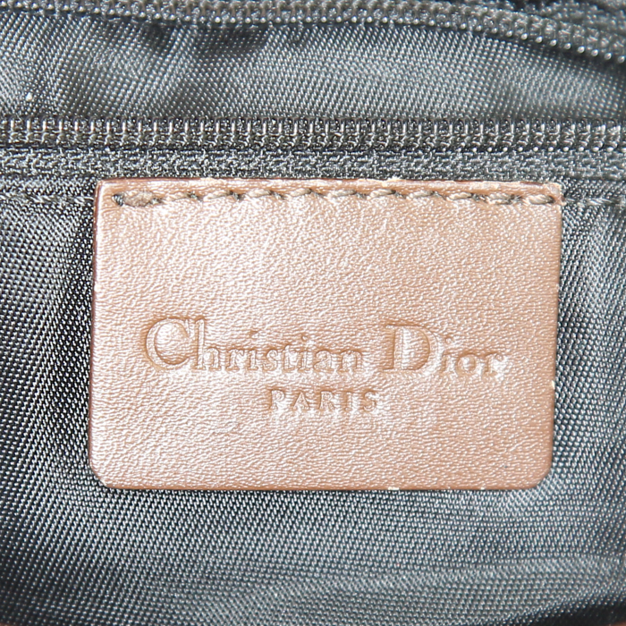 Bolso para llevar al hombro o en la mano Dior Saddle en cuero marrón - Detail D3