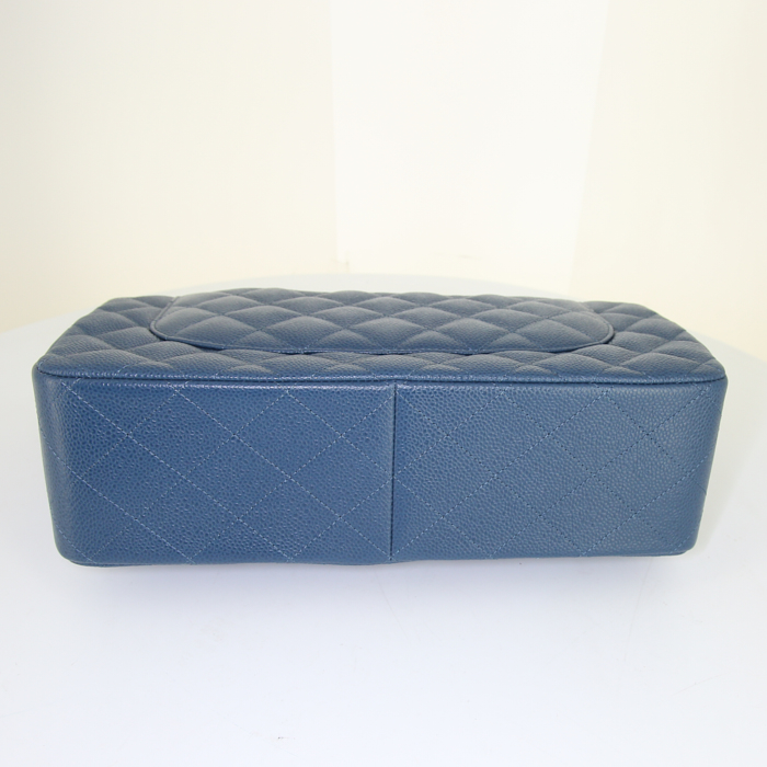 Chanel Timeless jumbo shoulder bag in blue quilted grained leather - Detail D5