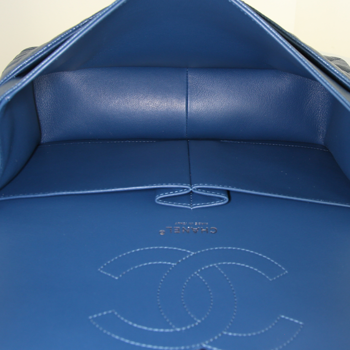 Chanel Timeless jumbo shoulder bag in blue quilted grained leather - Detail D3