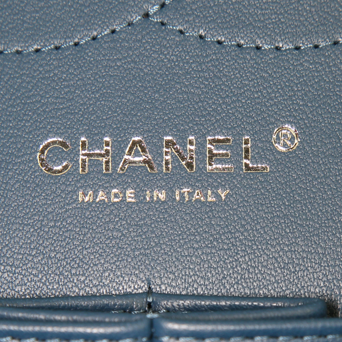 Borsa a tracolla Chanel Timeless jumbo in pelle martellata e trapuntata blu - Detail D4