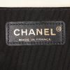Bolso de mano Chanel East West en cuero acolchado negro - Detail D4 thumbnail
