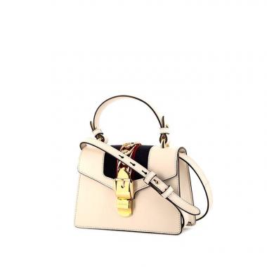 Bolso bandolera Gucci Sylvie en cuero color crema