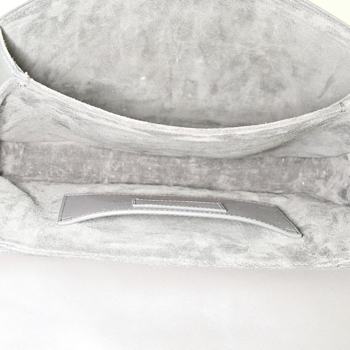 Saint Laurent Lulu shoulder bag in grey suede - Detail D2
