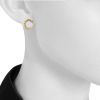 Paire de boucles d'oreilles époque années 90 Cartier en or jaune et diamants - Detail D1 thumbnail