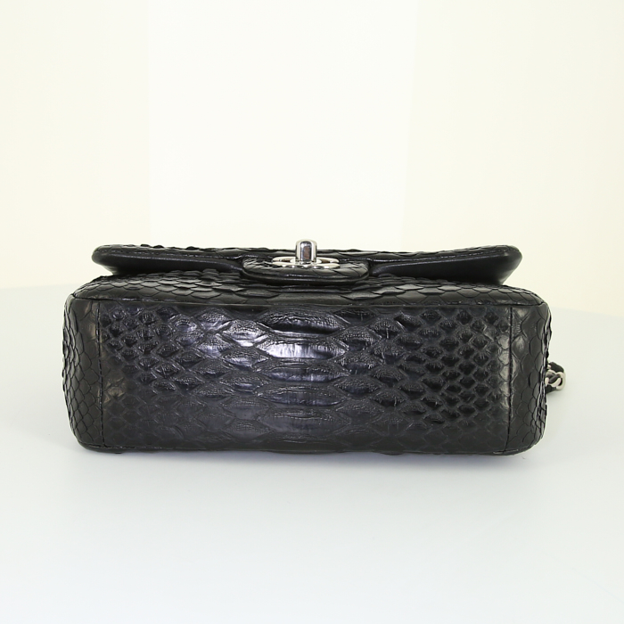 Bolso bandolera Chanel Mini Timeless en piel de pitón negra - Detail D4