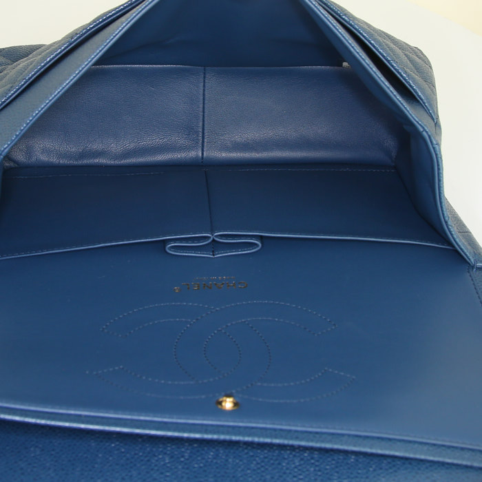 Chanel Timeless jumbo shoulder bag in blue quilted grained leather - Detail D3