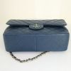 Chanel Timeless jumbo shoulder bag in blue quilted grained leather - Detail D5 thumbnail