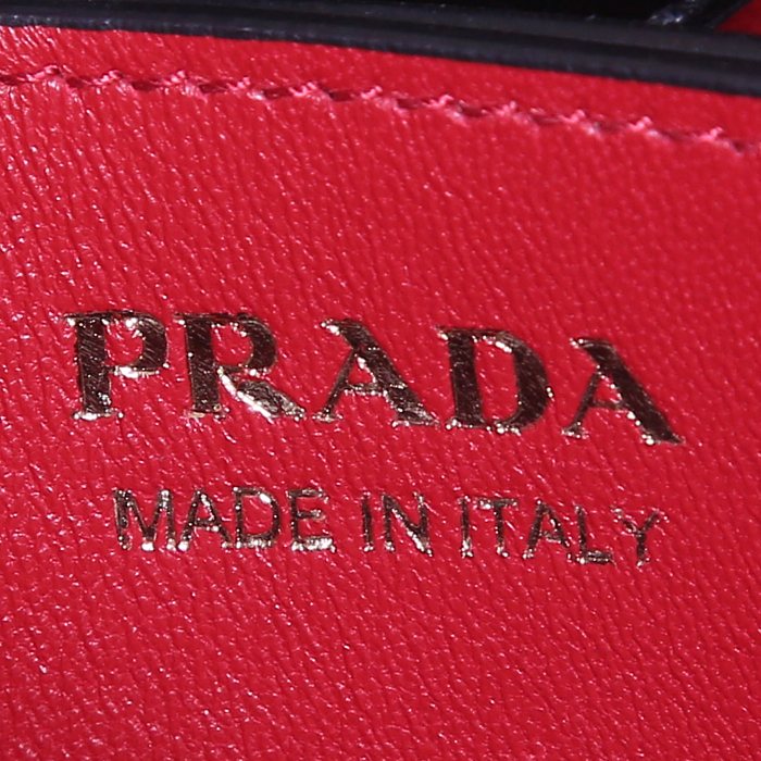 Prada medium model shopping bag in black leather saffiano - Detail D3