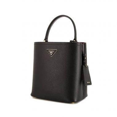 Bolso Cabás Prada modelo mediano en cuero saffiano negro