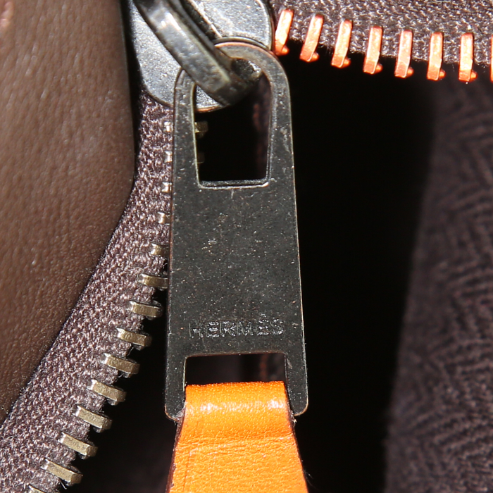 Sac bandoulière Hermes Caravane en cuir Swift marron et toile marron - Detail D4