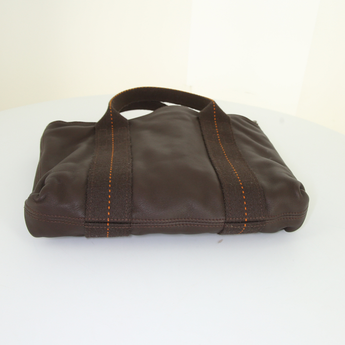 Sac bandoulière Hermes Caravane en cuir Swift marron et toile marron - Detail D5