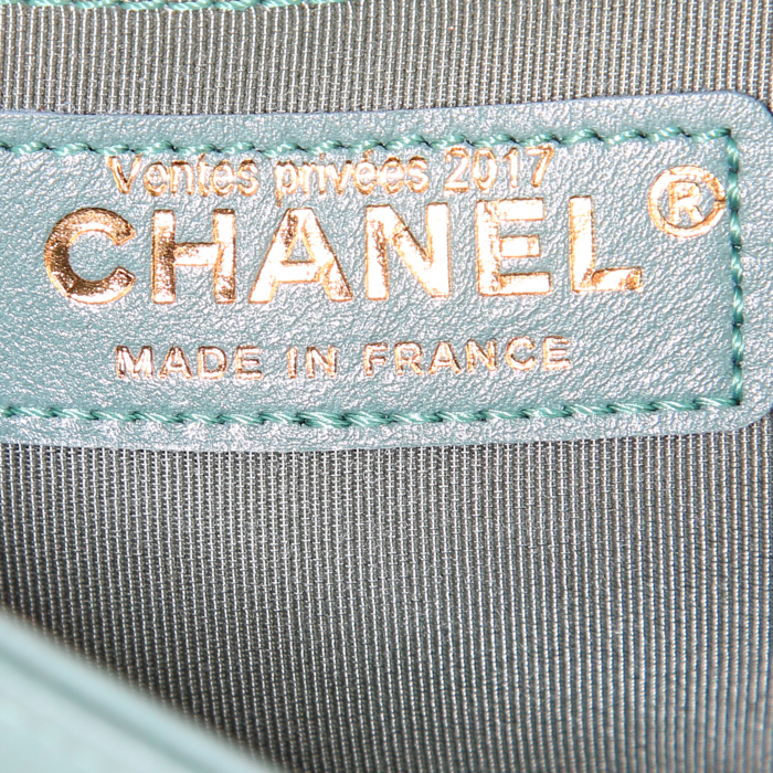 Chanel Boy shoulder bag in green quilted leather - Detail D4