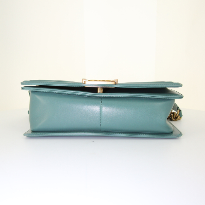 Borsa a tracolla Chanel Boy in pelle trapuntata verde - Detail D5