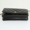 Bolso bandolera Chanel Wallet on Chain en cuero granulado acolchado negro - Detail D4 thumbnail