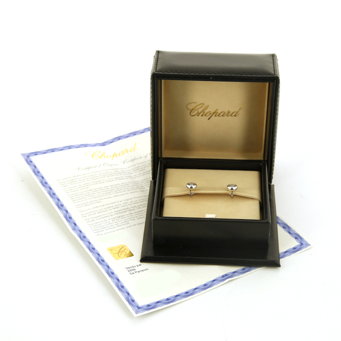 Paire de puces d'oreilles Chopard Happy Diamonds en or blanc et diamants - Detail D2