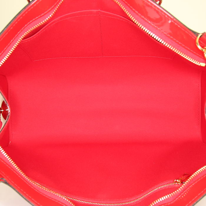 Louis Vuitton Brea handbag in red monogram patent leather - Detail D3