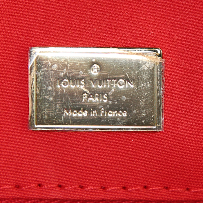 Sac à main Louis Vuitton Brea en cuir verni monogram rouge - Detail D4