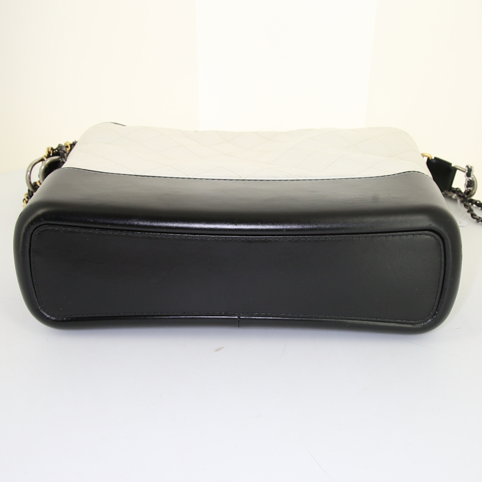 Bolso bandolera Chanel Gabrielle  en cuero acolchado bicolor blanco y negro - Detail D4
