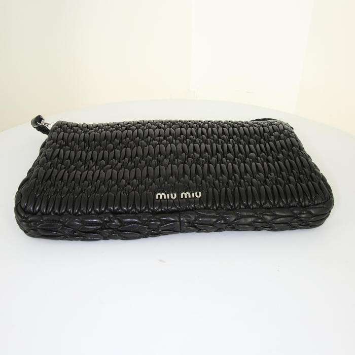 Sac porté épaule ou main Miu Miu Iconic Crystal en cuir matelassé noir - Detail D5