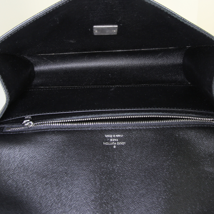 Pochette Louis Vuitton Selenga en cuir taiga noir - Detail D2