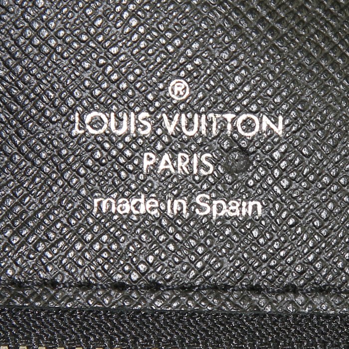 Bolsito de mano Louis Vuitton Selenga en cuero taiga negro - Detail D3