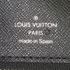 Louis Vuitton Selenga pouch in black taiga leather - Detail D3 thumbnail