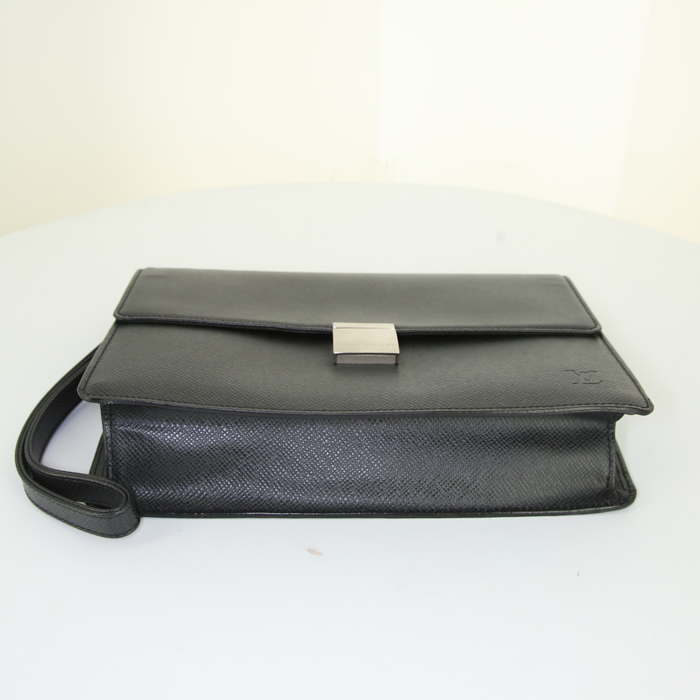 Louis Vuitton Selenga pouch in black taiga leather - Detail D4