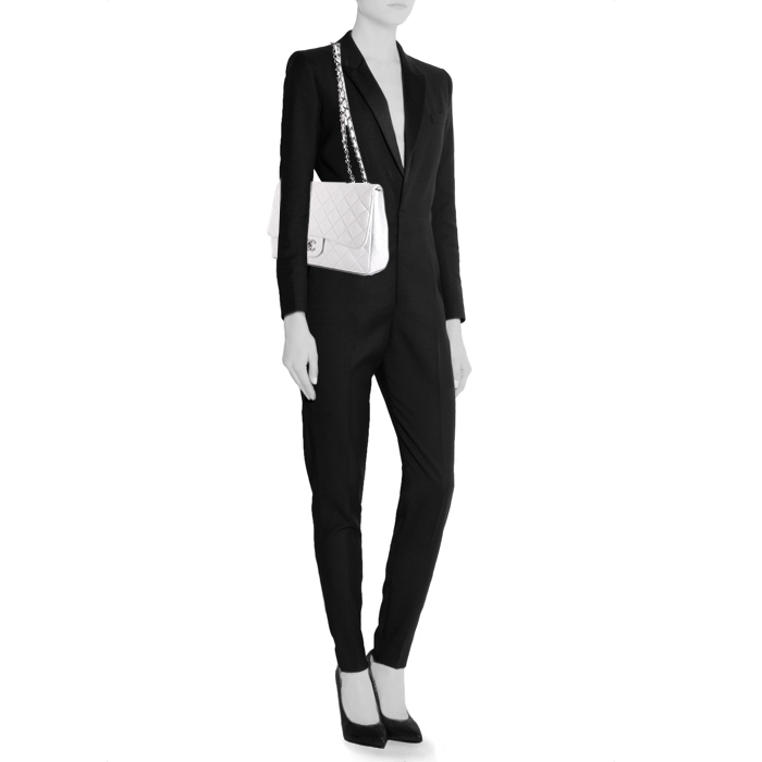 Chanel Timeless jumbo shoulder bag in white quilted grained leather - Detail D1