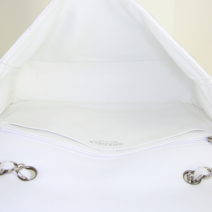 Bolso bandolera Chanel Timeless jumbo en cuero granulado acolchado blanco - Detail D3