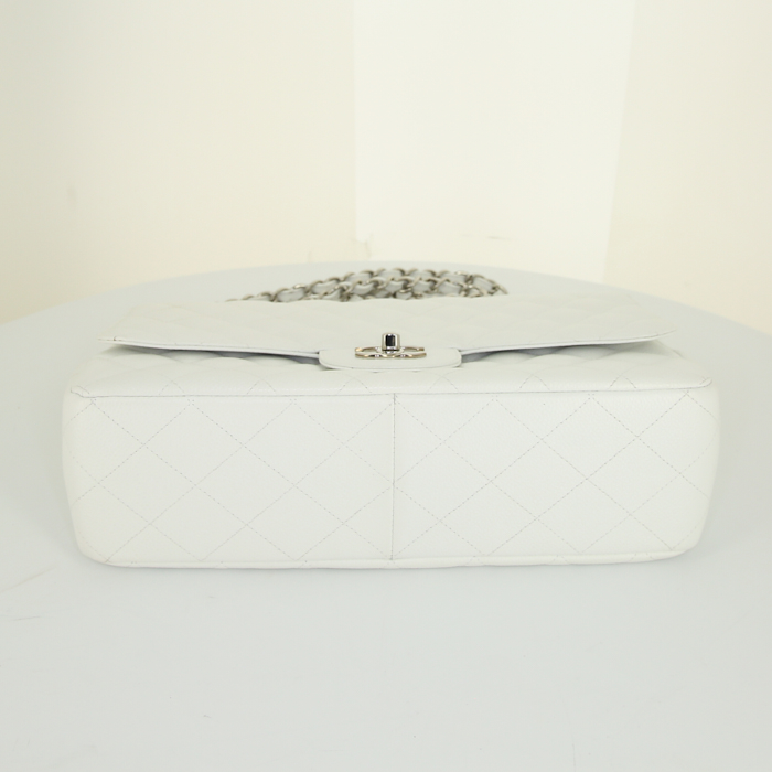 Borsa a tracolla Chanel Timeless jumbo in pelle martellata e trapuntata bianca - Detail D5